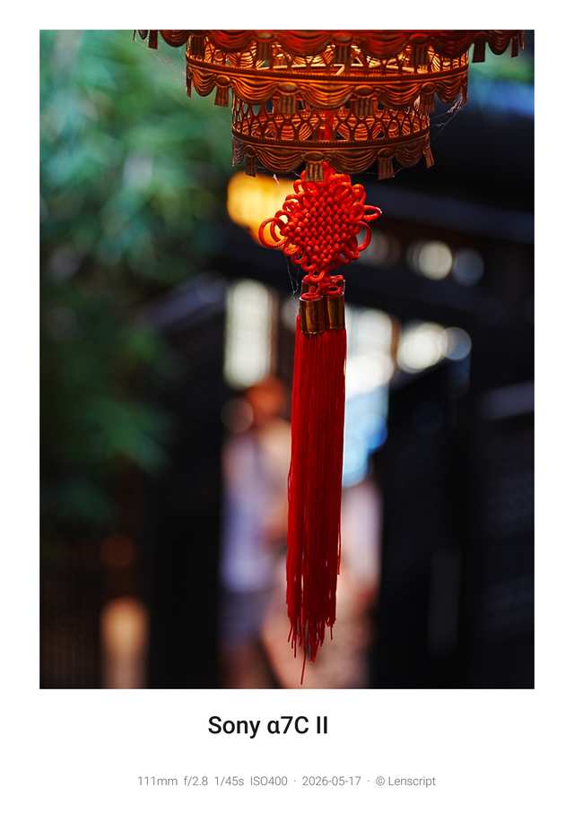 照片水印样式：居中题注，白色相框 + 机型与参数居中题写于底部，画廊标签感