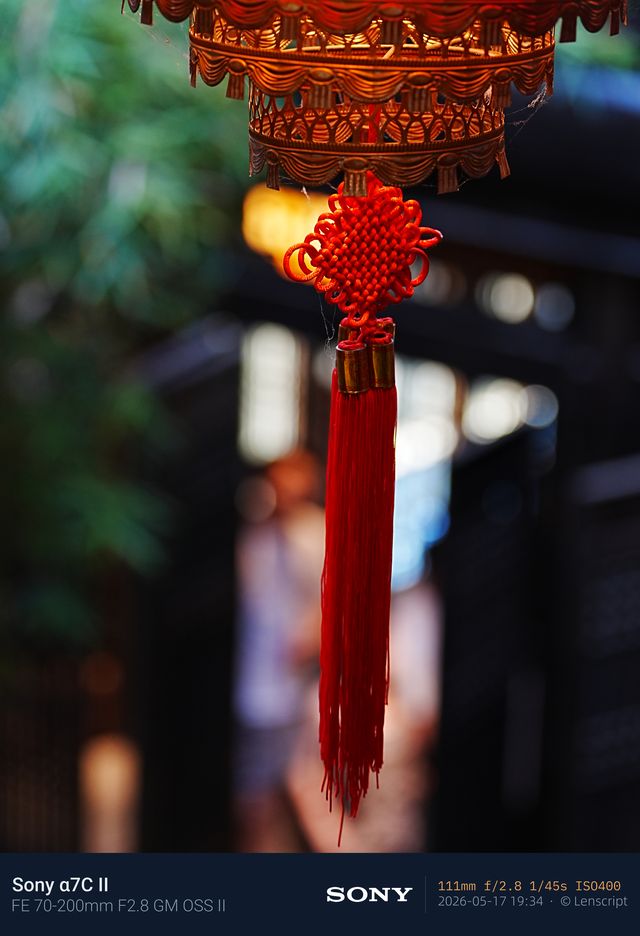 照片水印样式：靛夜，靛蓝底栏 + 琥珀等宽参数：蓝调时刻、夜景与日落的冷暖互补