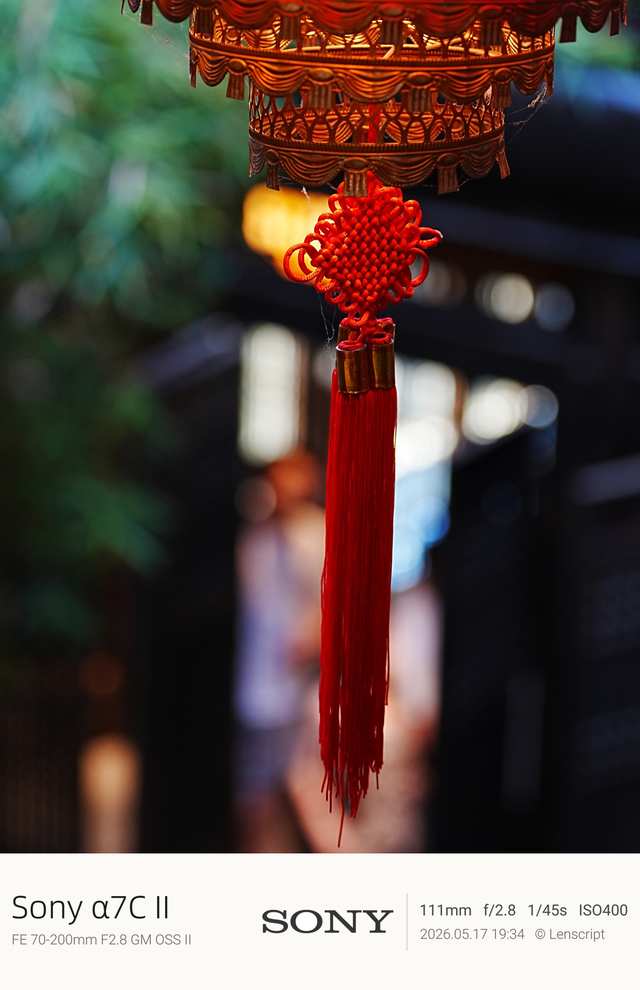 照片水印样式：杂志，极简底栏 + 大留白 + 细体西文，杂志封面质感